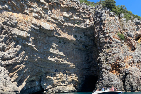 Kotor: Unsere Liebe Frau von den Felsen und Blaue Höhle Bootstour für GruppenKotor: Bootstour zu Unserer Lieben Frau von den Felsen und der Blauen Höhle