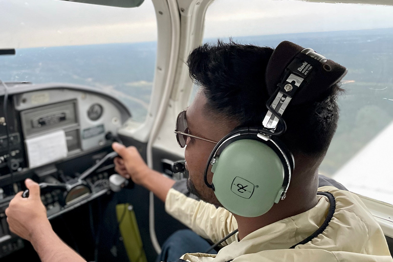 Vol en avion au-dessus de Riga ou de la LettonieVol au-dessus des châteaux de Lettonie