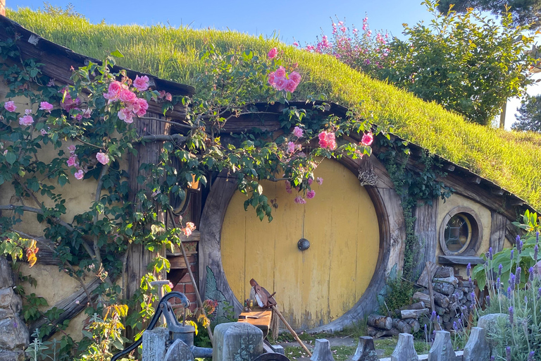 From Auckland: Hobbiton &amp; Hamilton Gardens Small Group Tour