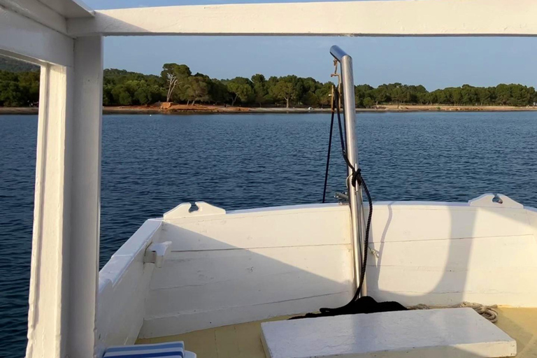 Alcudia Maiorca: Pôr do sol em barco com comida e bebida incluídasAlcudia, Maiorca: Pôr do sol num barco com comida e bebida incluídas