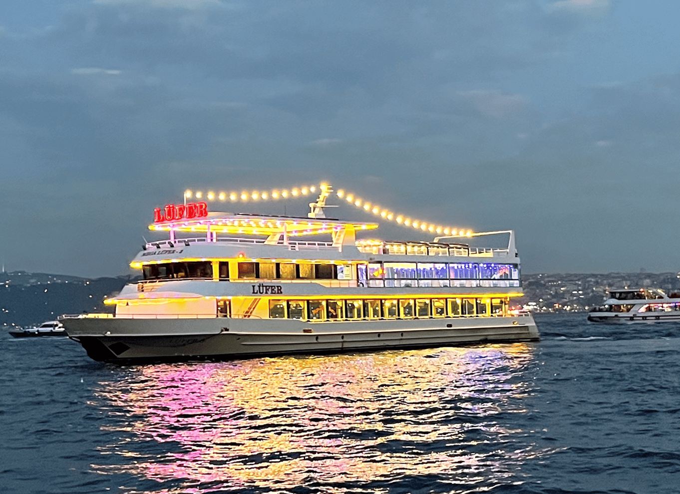 Istanbul: Bosporus-middagscruise og show med privat bord