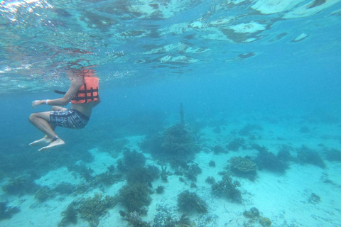 Isla Mujeres: Katamarankryssning med snorkling, lunch och dryckTur från Cancun