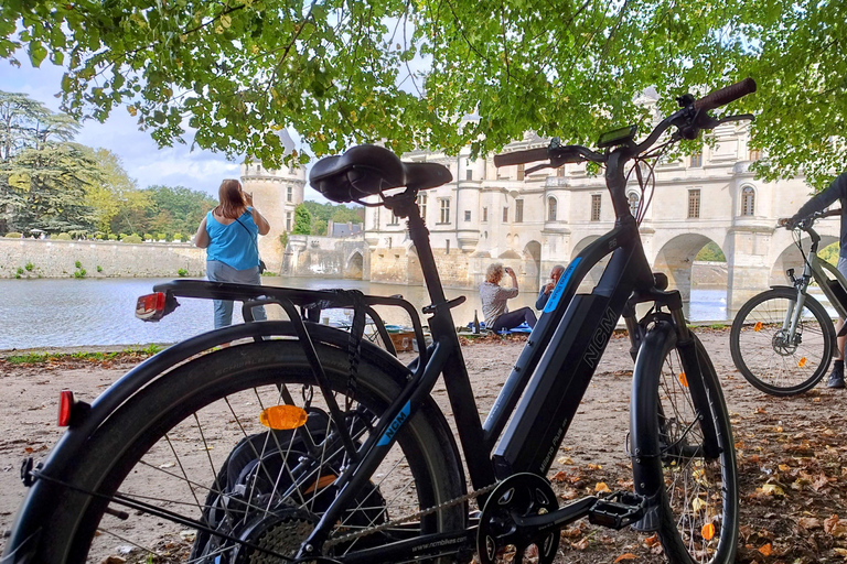 Chenonceau: giro guidato in ebike e pranzo al sacco con vino e formaggioDivertente tour in ebike a Chenonceau con degustazione di vini e formaggi