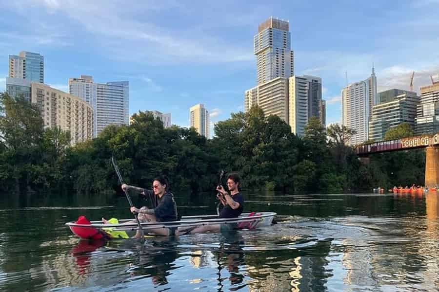 Austin: Geführte Tour mit transparentem Kajak auf dem Lady Bird Lake. Foto: GetYourGuide