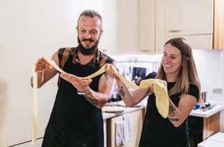 Mailand: Pasta- & Tiramisu-Kochkurs im Haus eines Kochs