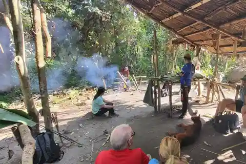 Aventure dans la jungle de Chianng rai journée complète Guide et déjeuner en bambou