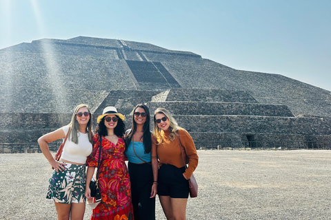 from MexicoCity:Balloon flight Over thepyramidsofTeotihuacanVuelo en globo aerostatico con traslado desde CDMX