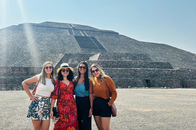 from MexicoCity:Balloon flight Over thepyramidsofTeotihuacanVuelo en globo aerostatico con traslado desde CDMX