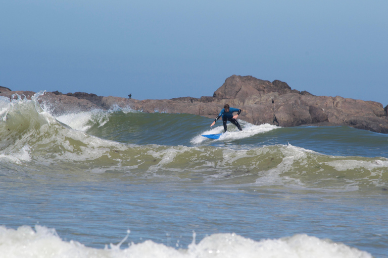 Cape Town:Learn to surf with the best view of Table Mountain