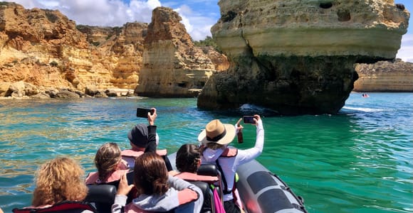 Portimão: Guided coastal boat tour to Benagil and Marinha