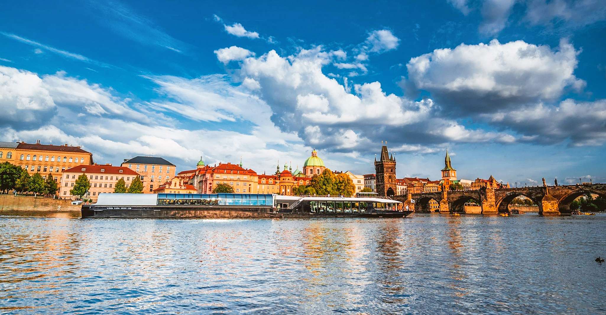 Praga, Crucero nocturno del río Moldava con Buffet - Hizvo