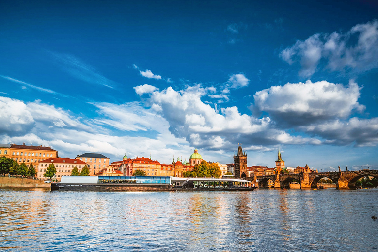 Prag: Kvällskryssning med buffé på floden VltavaViktigt paket