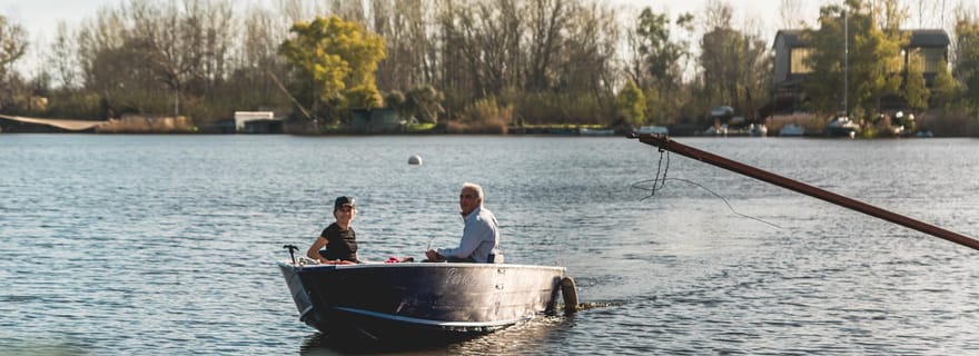 Viareggio : Tour en bateau électrique des marais avec dégustation de vin