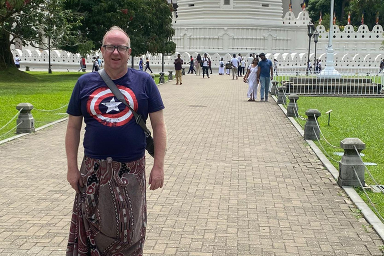 Kandy: Guided Tuk Tuk Tour with Temple of the Tooth