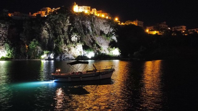 Visit Cilento : expérience nocturne en bateau à partir d'Agropoli in Cilento Coast, Italy