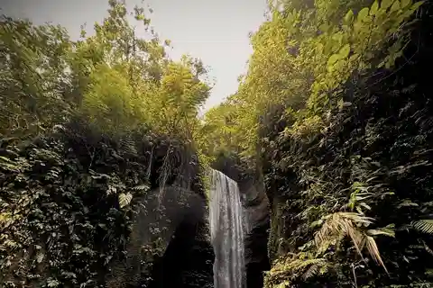 Bali : Visite privée en jeep des chutes d'eau cachées et du coucher de soleil sur le mont Batur
