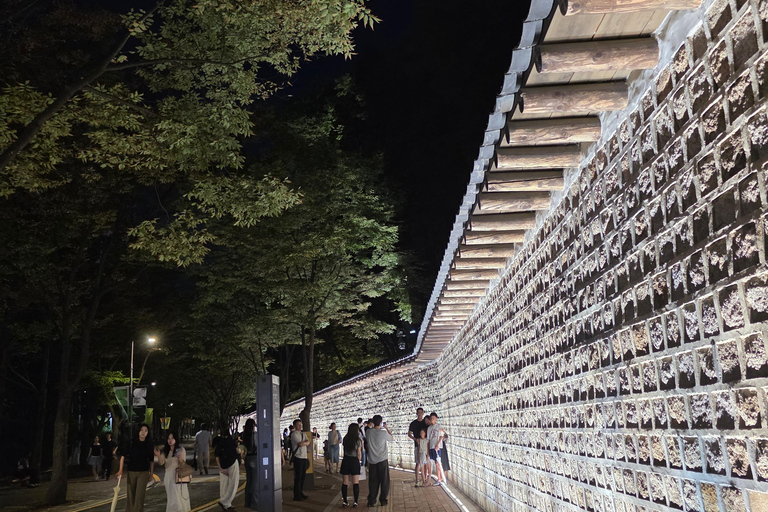 Seoul: Deoksugung Palace Night Tour with Guide