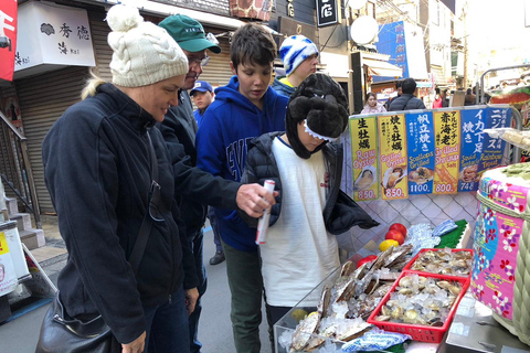 Immergiti nel tour gastronomico a piedi del mercato del pesce di TsukijiTour gastronomico del mercato ittico di Tsukiji La migliore esperienza locale a Tokyo