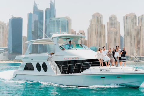 Dubai, Dubai Marina Sightseeing-kryssning med utsikt över Ain WheelSightseeingkryssning i småbåtshamn ombord på en yacht