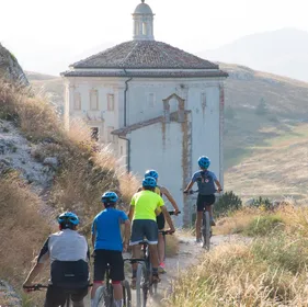 Gran Sasso: Mittelalterliche Dörfer E-Bike Tour mit Frühstück