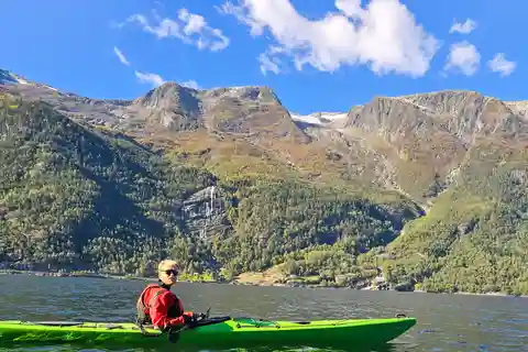Hardangerfjord: Guided Kayak Tour