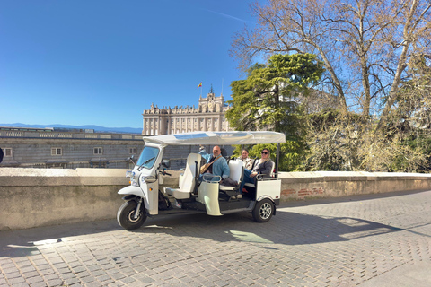 Madrid: Private Tuk Tuk Tour with Expert Guide and Panoramic Views The Classics Tour ~ Discover Madrid in 60 minutes from your STARTING POINT!