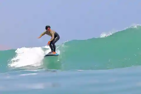 Surfing experience in Lima