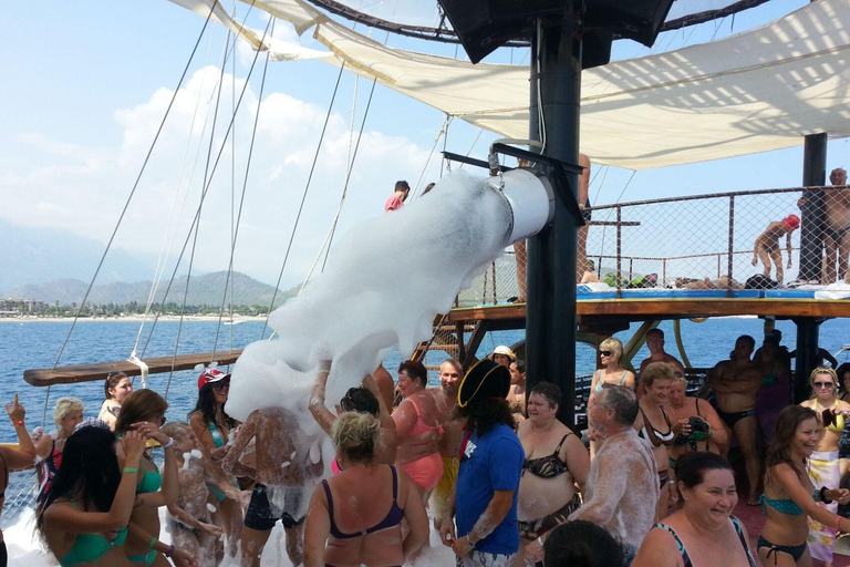 Crucero por la costa de Alanya: Sol, baño y vistas panorámicasPunto de encuentro en el puerto de Alanya, en el barco