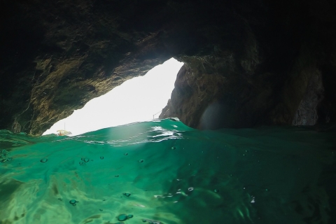D'Amalfi: excursion en bateau de 6 heures dans les grottes privées de la côte amalfitaineBateau à Pont Ouvert