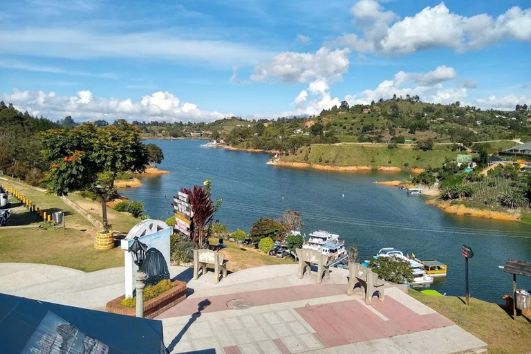 MEDELLIN: TOUR INGLÊS GUATAPE + PEÑOL VELHO + MALECON + BARCO RUMBERO