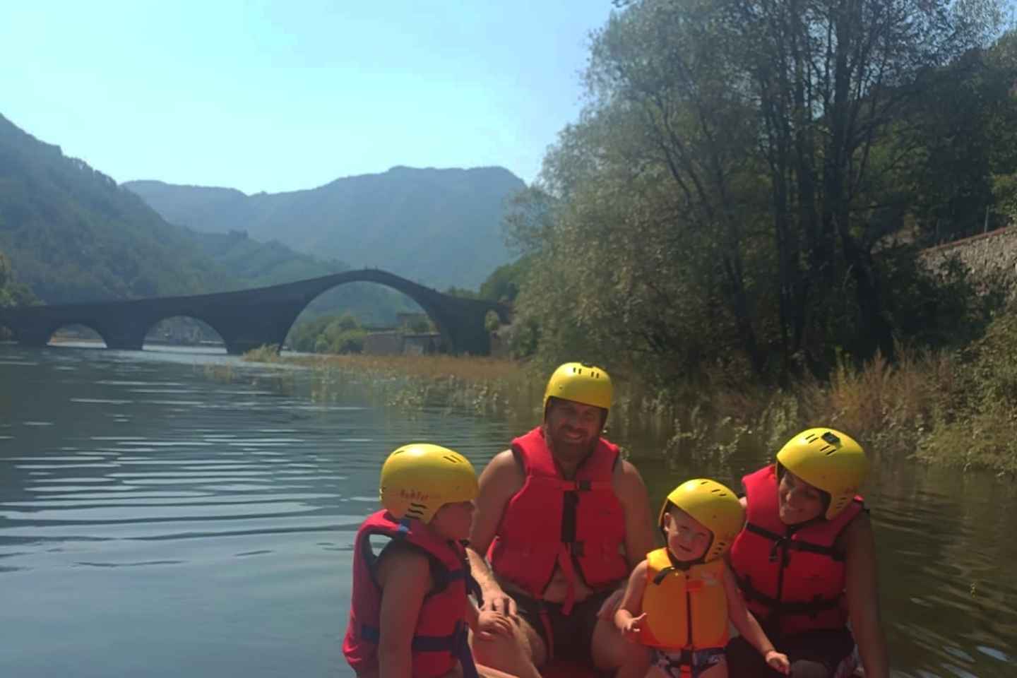 «Лукка: Семейный Сплав на Плотах»