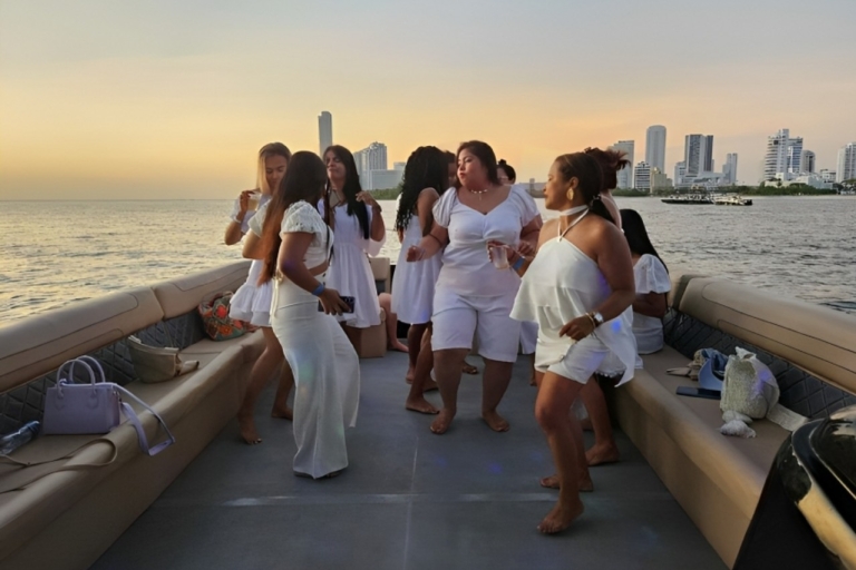 Cartagena: Bay Boat Tour mit Open Bar und DJ!Sonnenuntergangsplan auf der Bucht an Bord eines Trimaran-Boots mitOpenbar