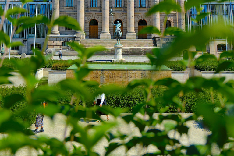 Salzburg: Munich Tour with Transfers, Hotel, Meals & Drinks