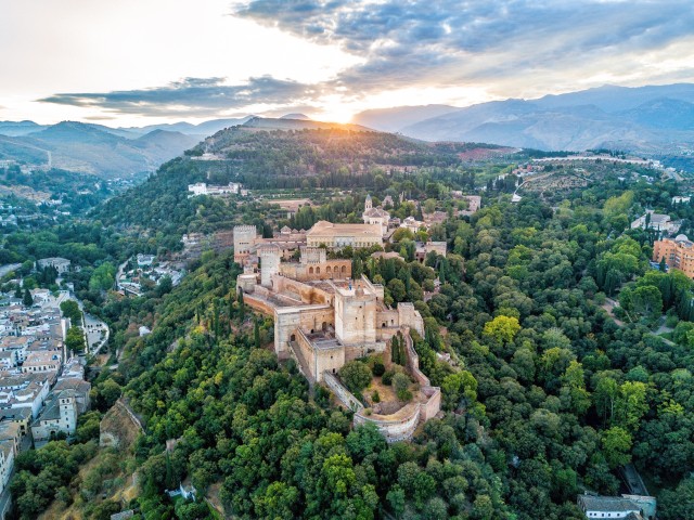 Visit Granada Alhambra & Nasrid Palaces Tour with Tickets in Gójar