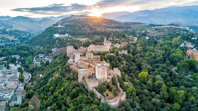 Granada: Alhambra & Nasrid Palaces Tour with Tickets