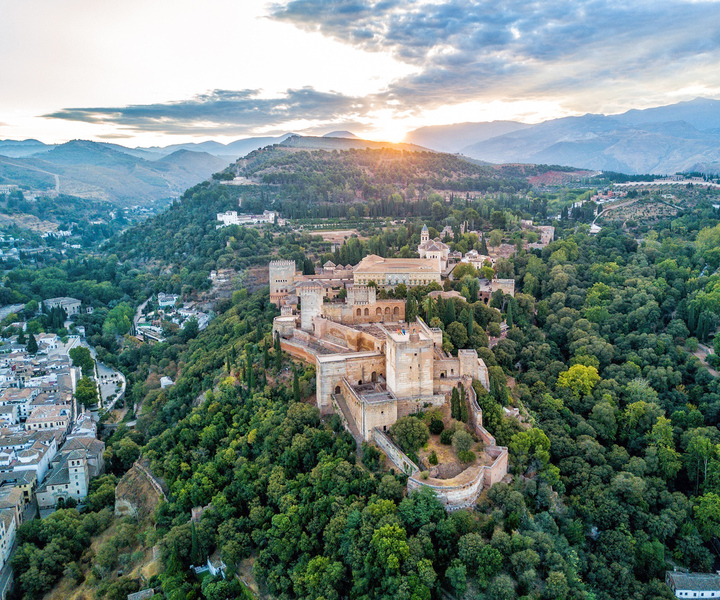 Granada: Alhambra Skip-the-Line Tour with Nasrid Palaces