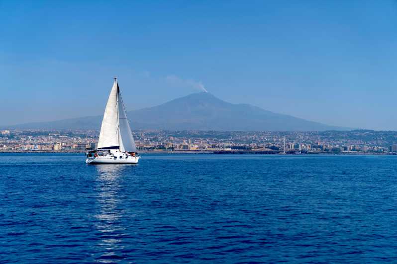 Catania: Croazieră pe coasta ciclopilor cu aperitiv și snorkeling