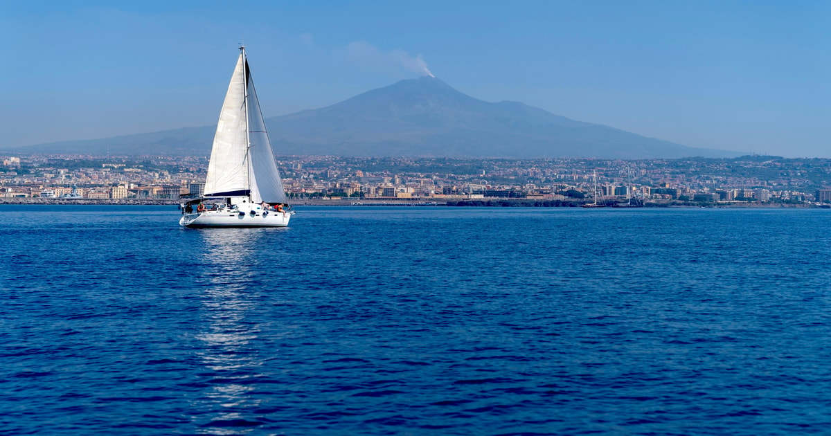 Catania: Zyklopenküsten-Kreuzfahrt mit Aperitif und Schnorcheln ...