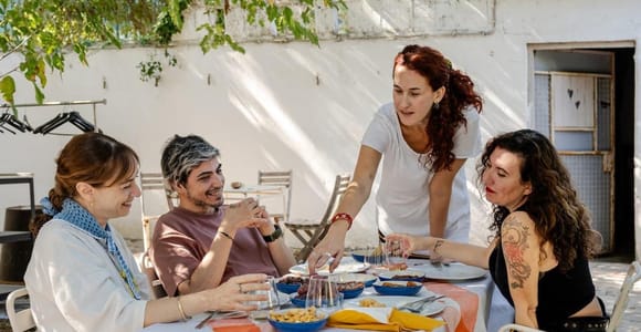 Dining experience with contemporary artists in an atelier in Lisbon