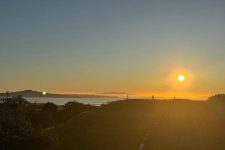 Auckland Sunrise Tour: Mount Eden Summit & Morning Views