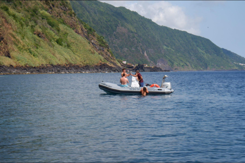 Excursión de snorkel a las cuevas en barco