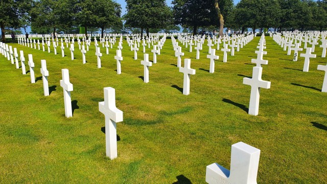 Visit Omaha Beach and Colleville Cemetery Private Walking Tour in Colleville-sur-Mer, France