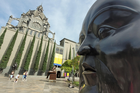 « Medellín dévoilée » Comuna 13, Plaza Botero et téléphérique« Medellín dévoilée » : Comuna 13, Plaza Botero et téléphérique