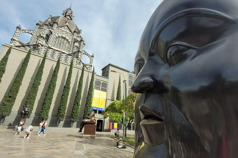 « Medellín dévoilée » Comuna 13, Plaza Botero et téléphérique« Medellín dévoilée » : Comuna 13, Plaza Botero et téléphérique
