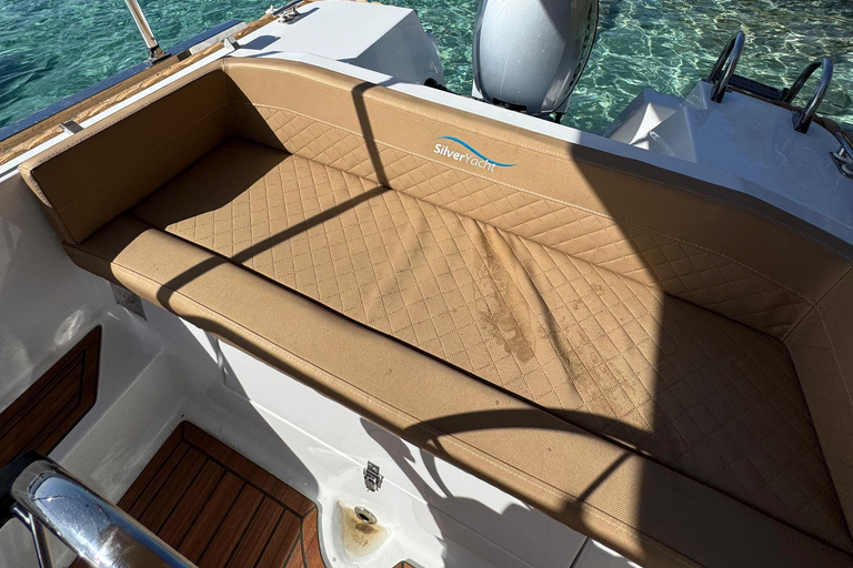 Mandelieu-la-Napoule: Luxury Boat Rental Without a License Mandelieu - 8-hour luxury boat rental without a license (6 people)