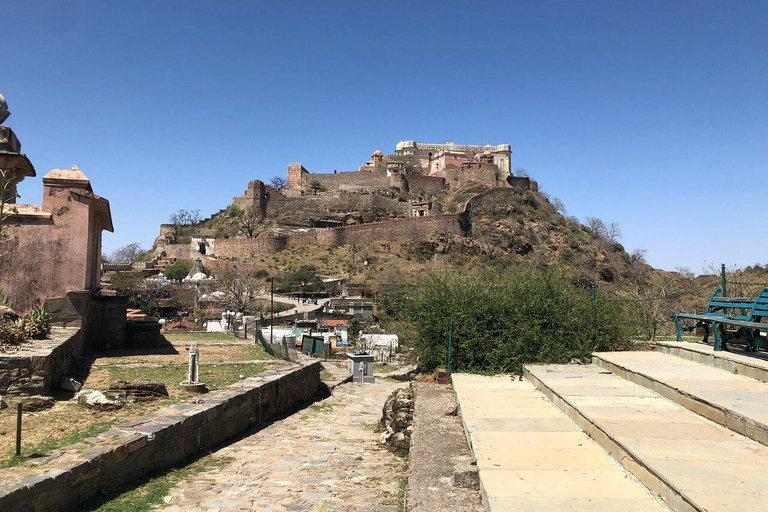 Kumbhalgarh Fort & Ranakpur Jain Tempel Tour vanuit Udaipur