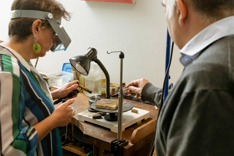 Craft your silver jewelry at an art shop in Valparaíso Create your silver jewelry in a Valparaíso art shop