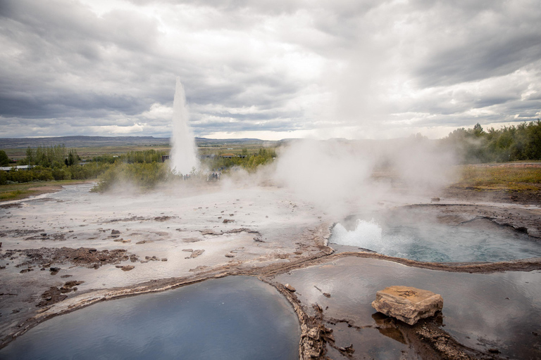 Reykjavík: Golden Circle, Secret Lagoon & Aurora Chase Tour with Pickup from Selected Locations