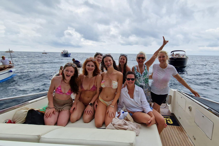 جولة بالقارب الفاخر على ساحل أمالفي من سورينتو