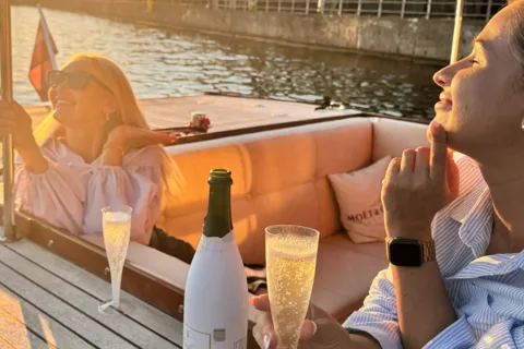 Riga: Passeio particular de barco e vinho espumante